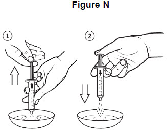 image of cleaning oral syringe using warm water